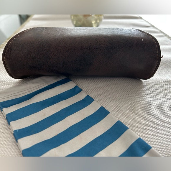 Fossil Eyeglasses Case w Magnetic Closure Brown & Soft cloth-bag - Picture 6 of 8